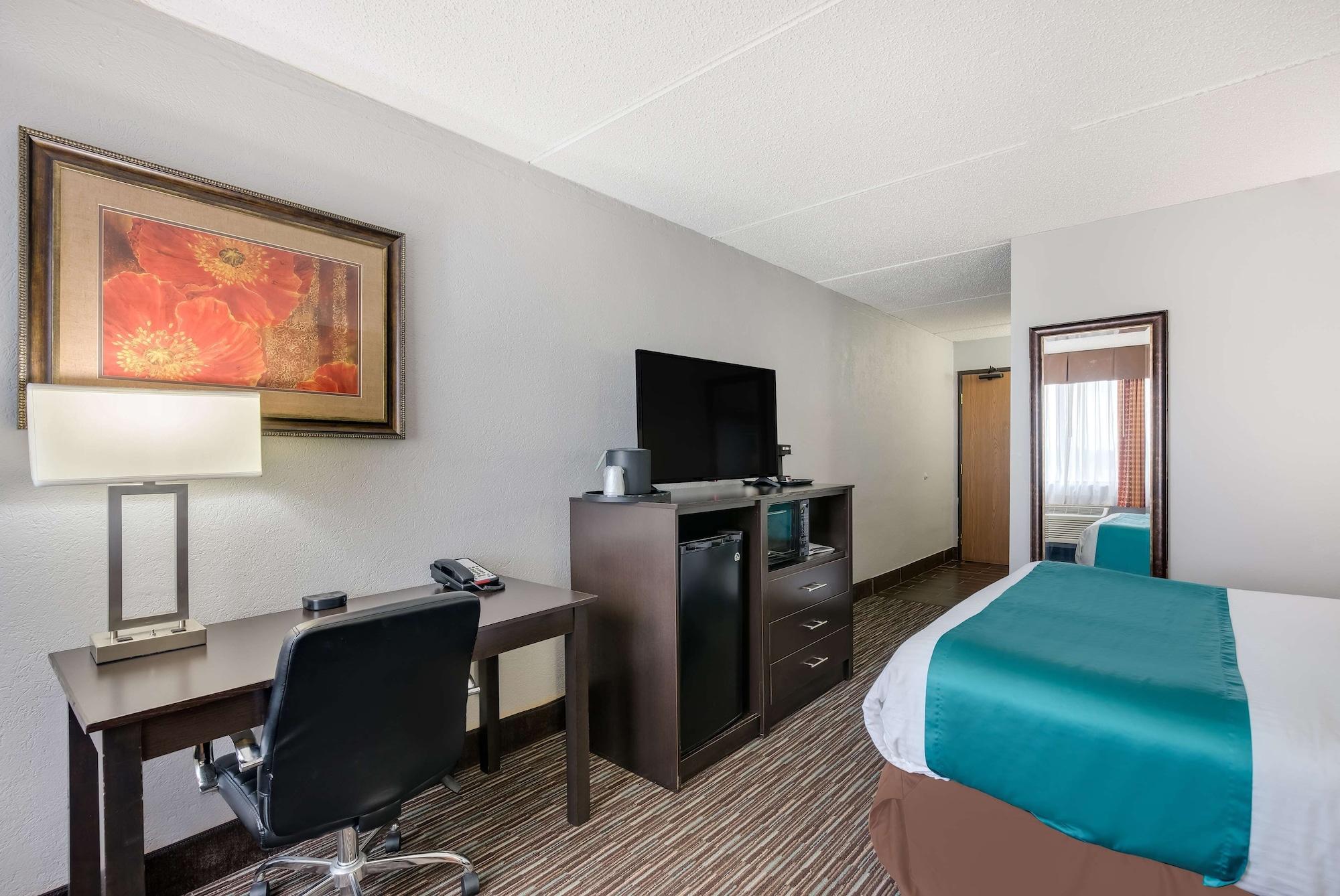 Best Western Waukesha Grand Pewaukee Exterior photo